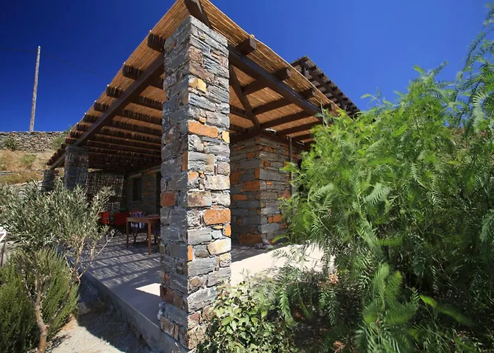 Luxurious Beachfront Haven In Kea דירה *