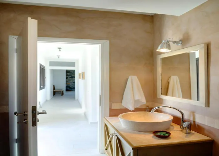 Luxurious Beachfront Haven In Kea דירה