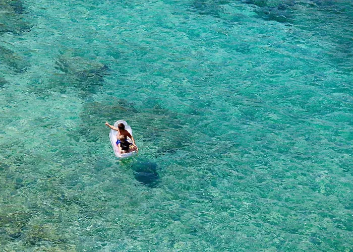 Luxurious Beachfront Haven In Kea דירה